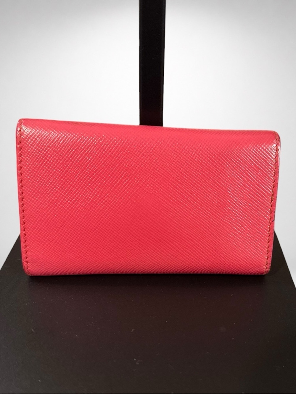 Prada 6 Key Holder Women’s Saffiano Leather Pink Snap Closure Gold Hardware - Picture 2 of 7